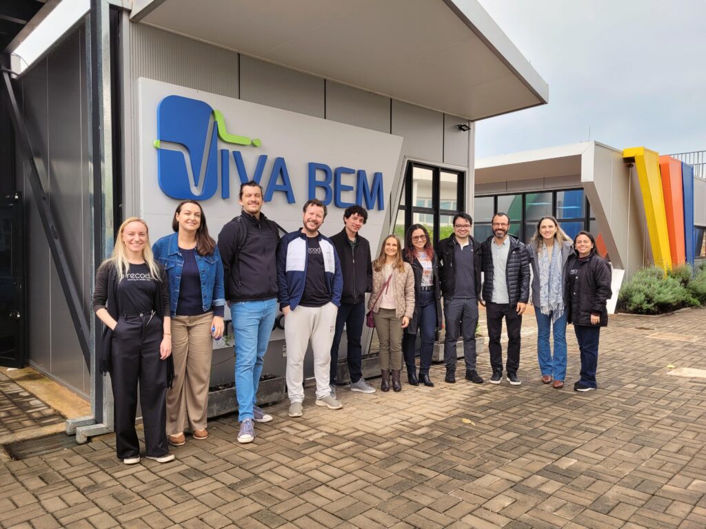 Integrantes do Recod.ai e Natura posam na frente do hub Viva Bem no Instituto de Computação da Unicamp. O encontro ocorreu com o objetivo de discutir possíveis parcerias para o uso ético da IA na saúde e bem-estar das pessoas.